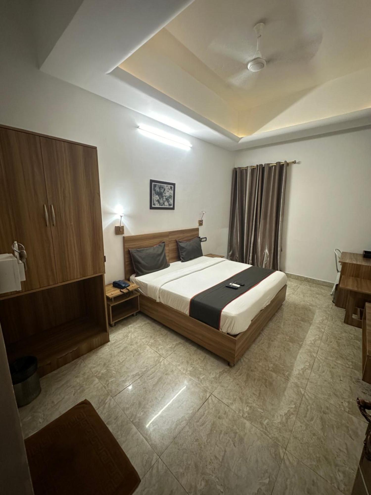 Gulnaar Inn Chennai Extérieur photo